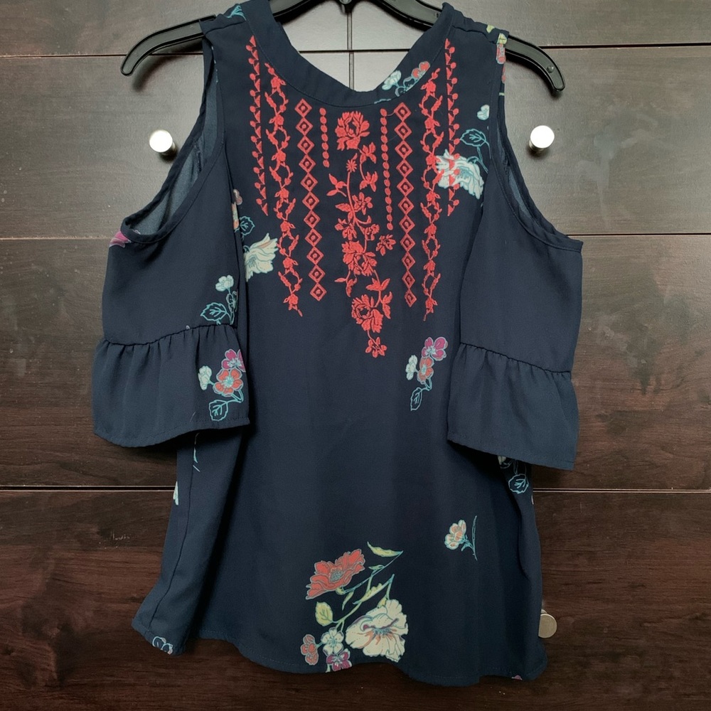 cute top .